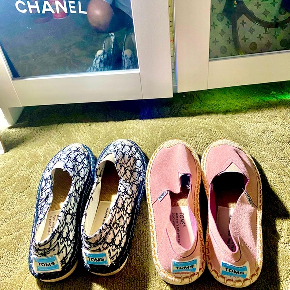 ❤️ 2 PAIR OF TOMS SHOES. One pair is brand new & other pair wear only 1 time . - Picture 4 of 9